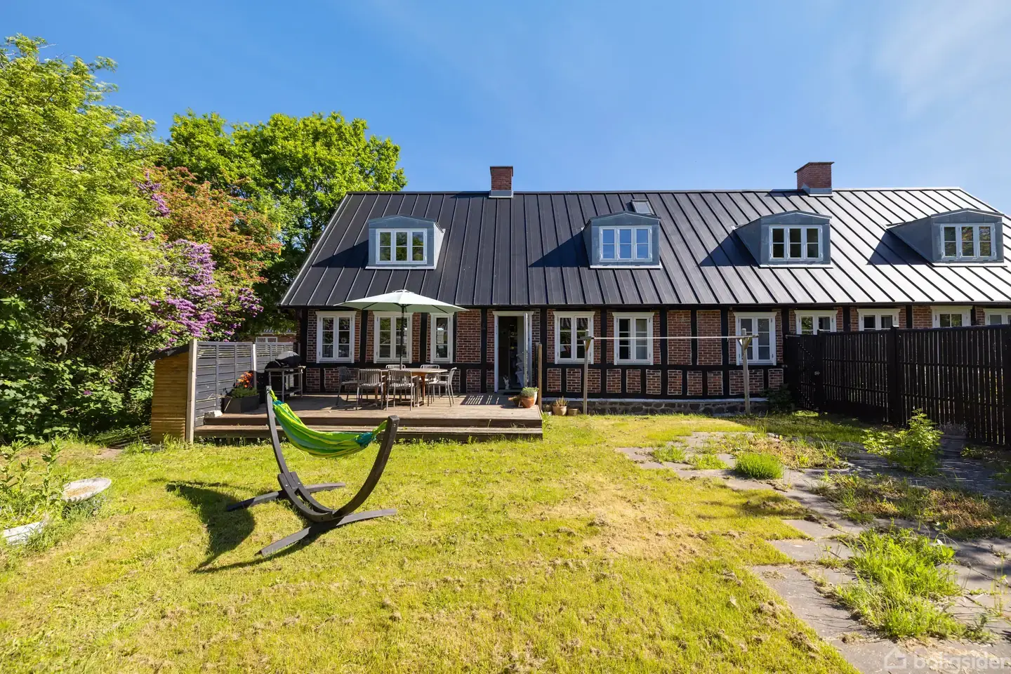 Dobbelthus med charme og solrig have