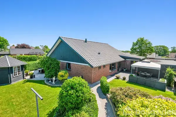 Velindrettet villa med hyggelig have og mange solkroge