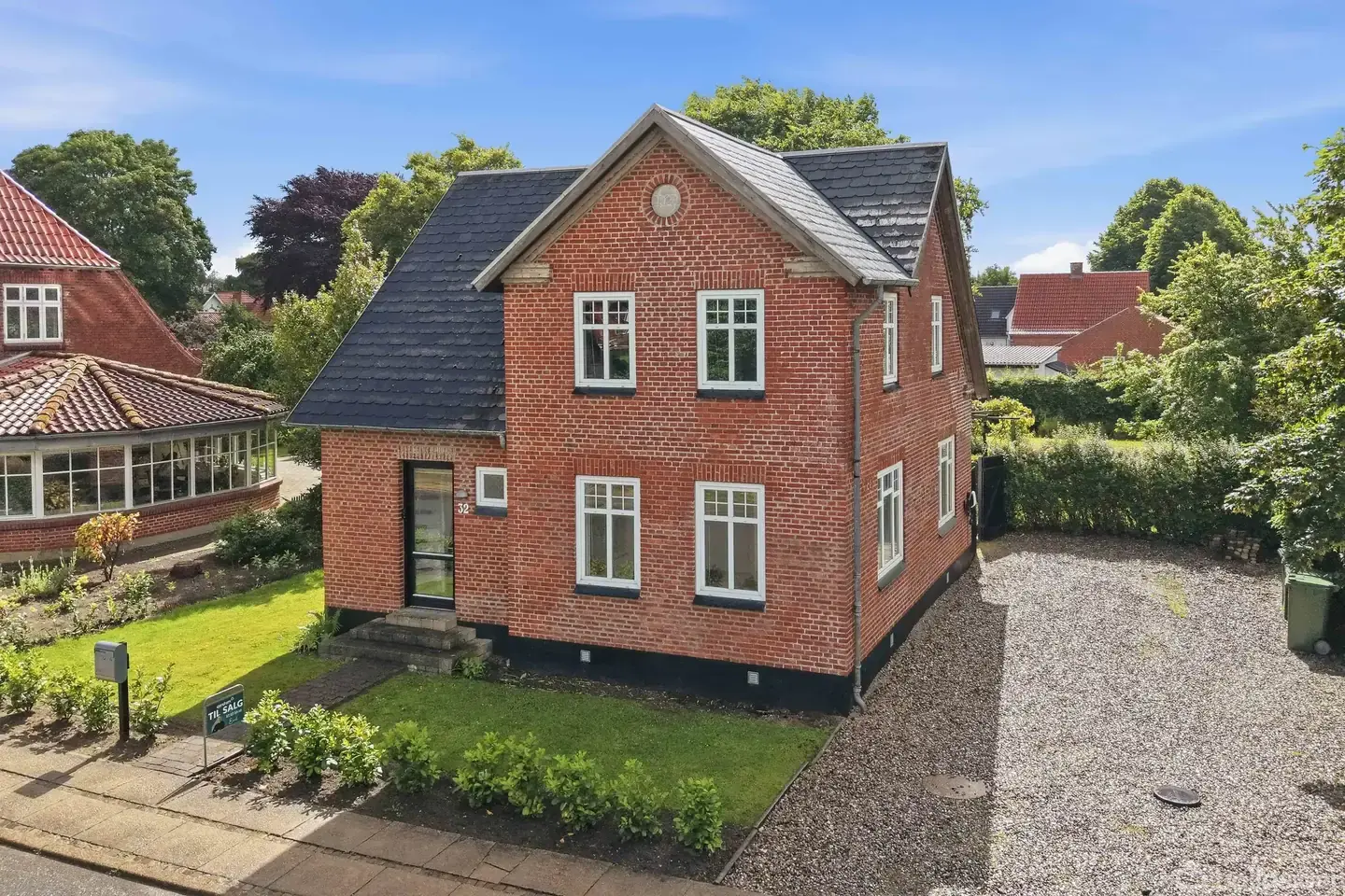 KLASSISK MURERMESTERVILLA PÅ STILLE GADE I HJERTET AF BRAMMING