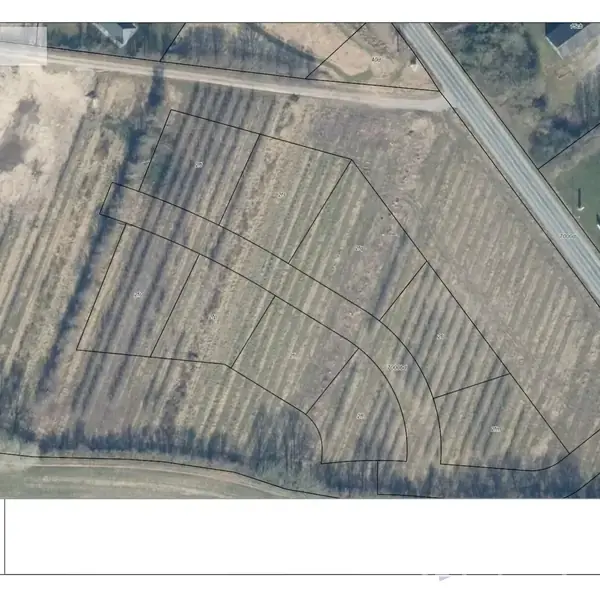 Luftfoto viser marker opdelt i forskellige parceller ved hjælp af sorte linjer. Ved siden af markerne er en vej og nogle træer. Nederst står teksten: "GEO FYN" og "19. september 2023, 12:52".