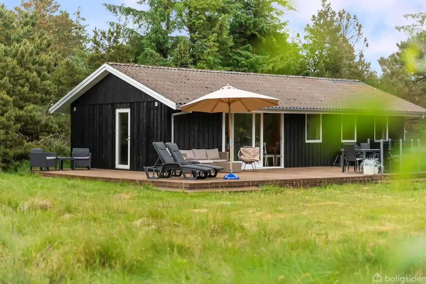 Hyggeligt familiesommerhus beliggende på meget stor og lukket naturgrund