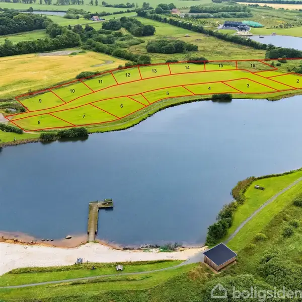 En sø med en anløbsbro omgivet af grønne marker og landskaber. Området er opdelt i numre fra 1 til 16 langs søens bred, markeret med røde linjer.