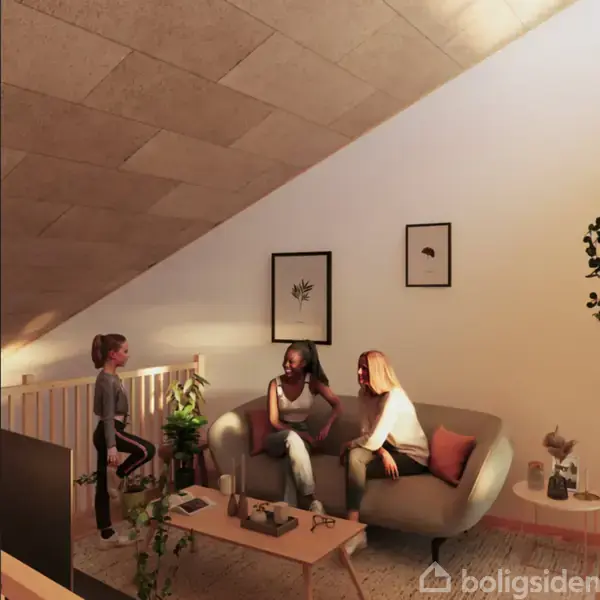 En gruppe personer sidder og snakker i en hyggelig stue, der er indrettet med en sofa og planter. Væggene pryder to enkle kunstværker. Belysningen er varm og indbydende.