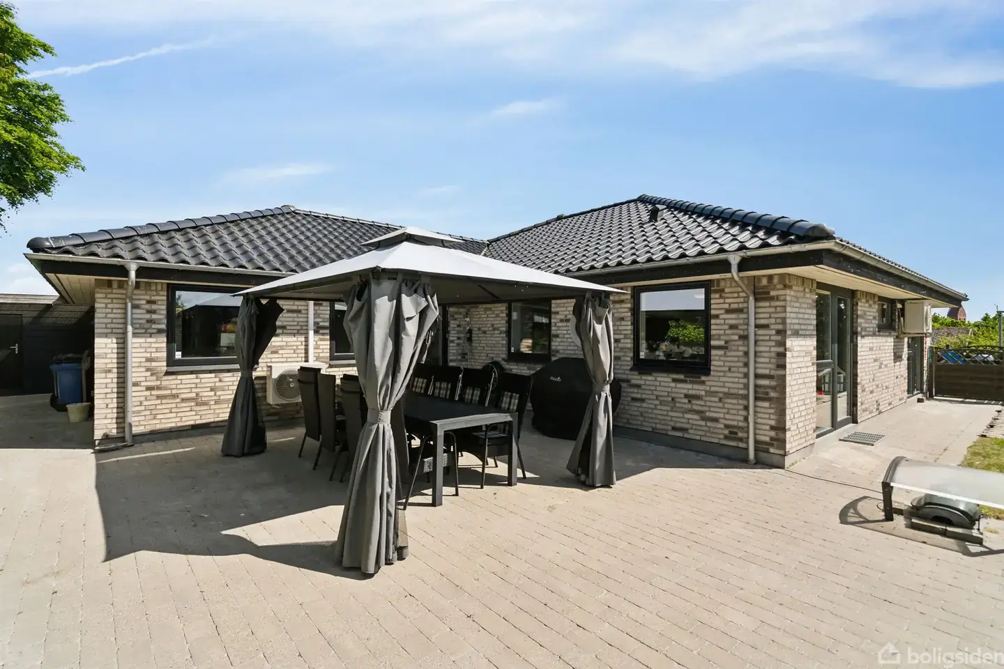 Moderne etplansvilla i Næsby med lækkert køkken-alrum og terrassemiljø!