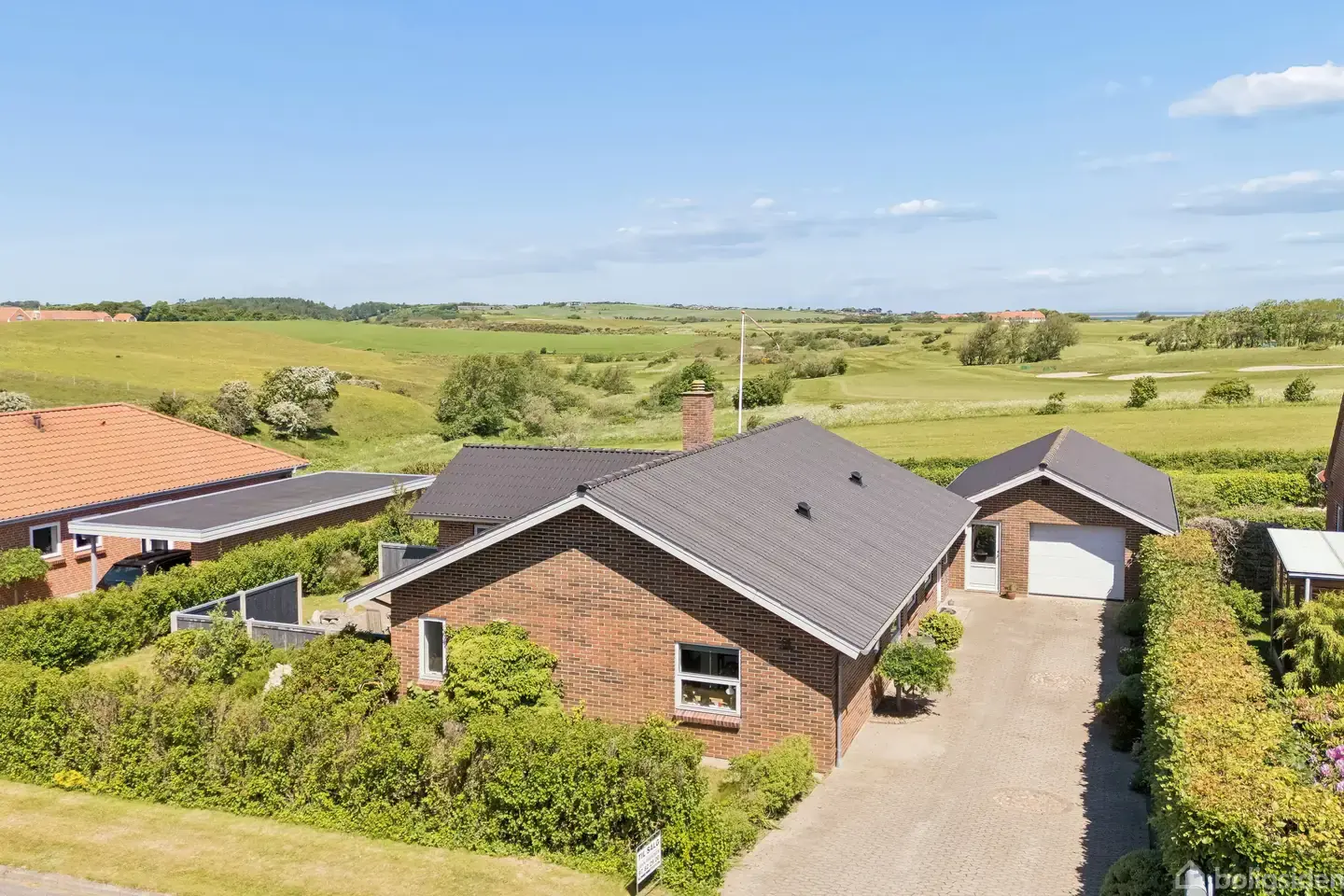 Udsigtsvilla med unik beliggenhed direkte til golfbanen – ro, lys og natur i første række!