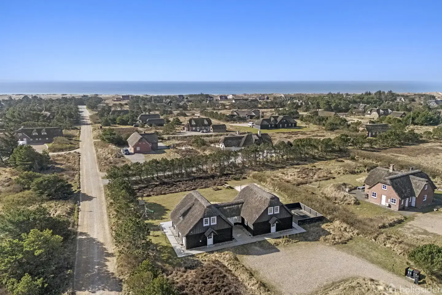 ATTRAKTIVT POOLSOMMERHUS I GÅAFSTAND TIL BÅDE BLÅVAND CENTRUM OG VESTERHAVET
