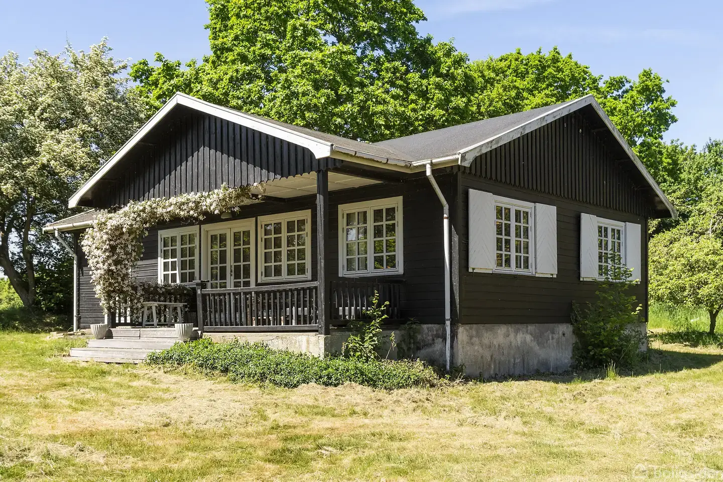 Stemningsfuldt sommerhus på stor dobbeltgrund ved Balle Strand med havkig