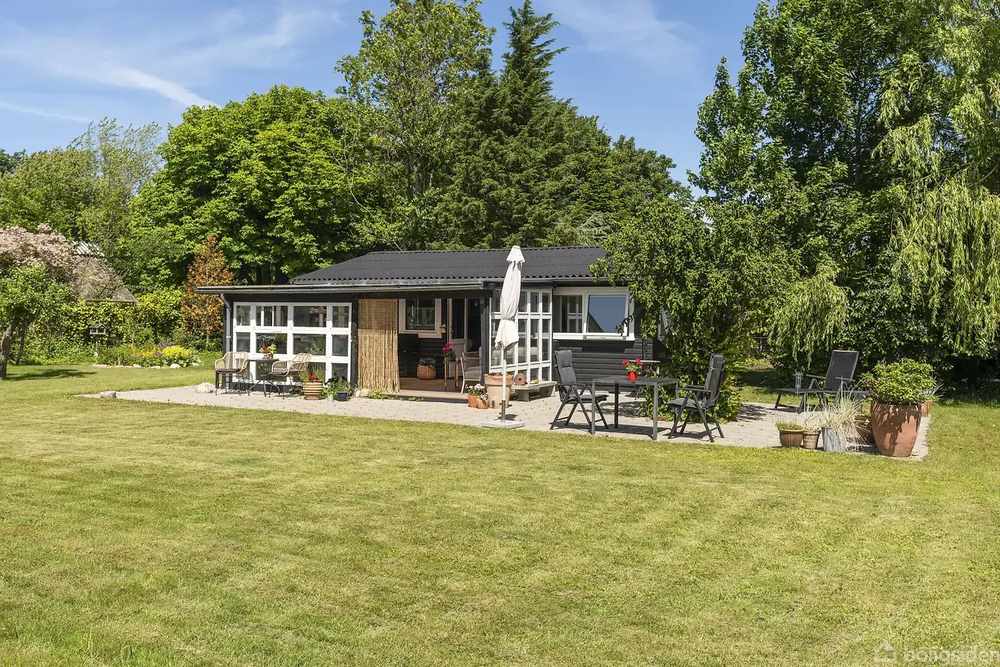 Charmerende sommerhus på stor grund i attraktive Gilleleje