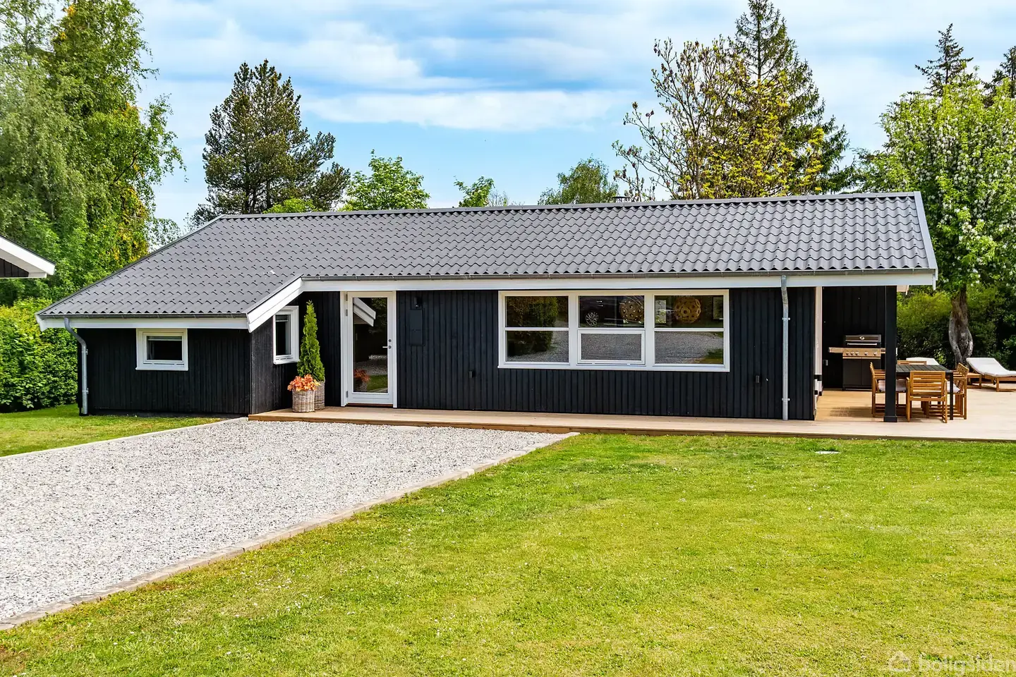 Gennemført sommerhus med anneks og udeliv