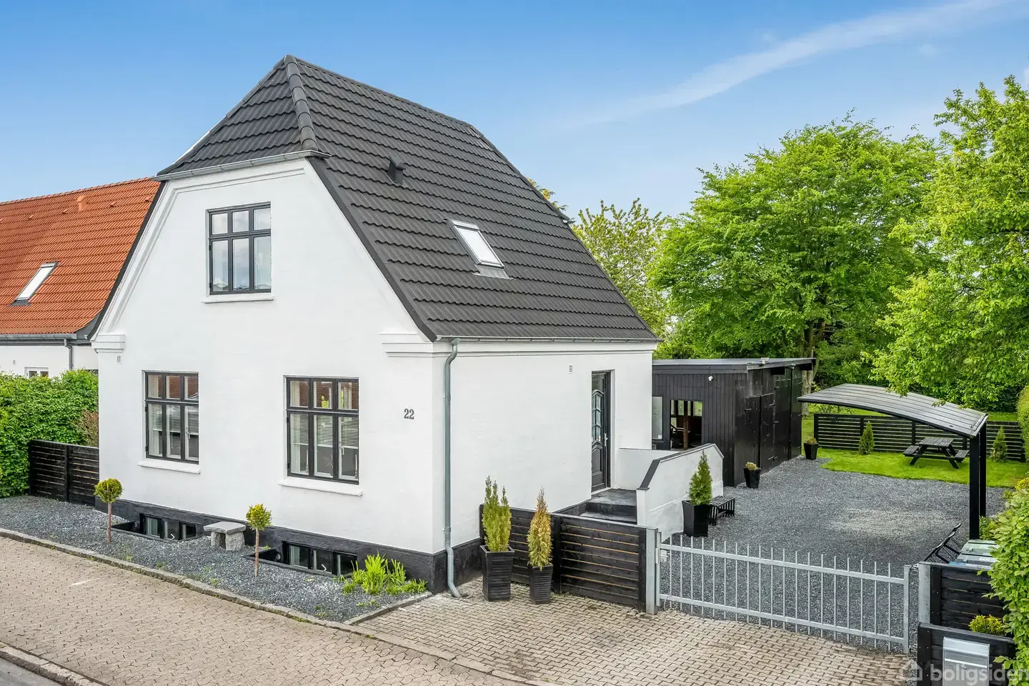 Charmerende byhus med moderniseret bolig og stor garagebygning