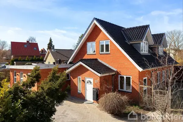 Super velbeliggende og istandsat villa i 2 plan