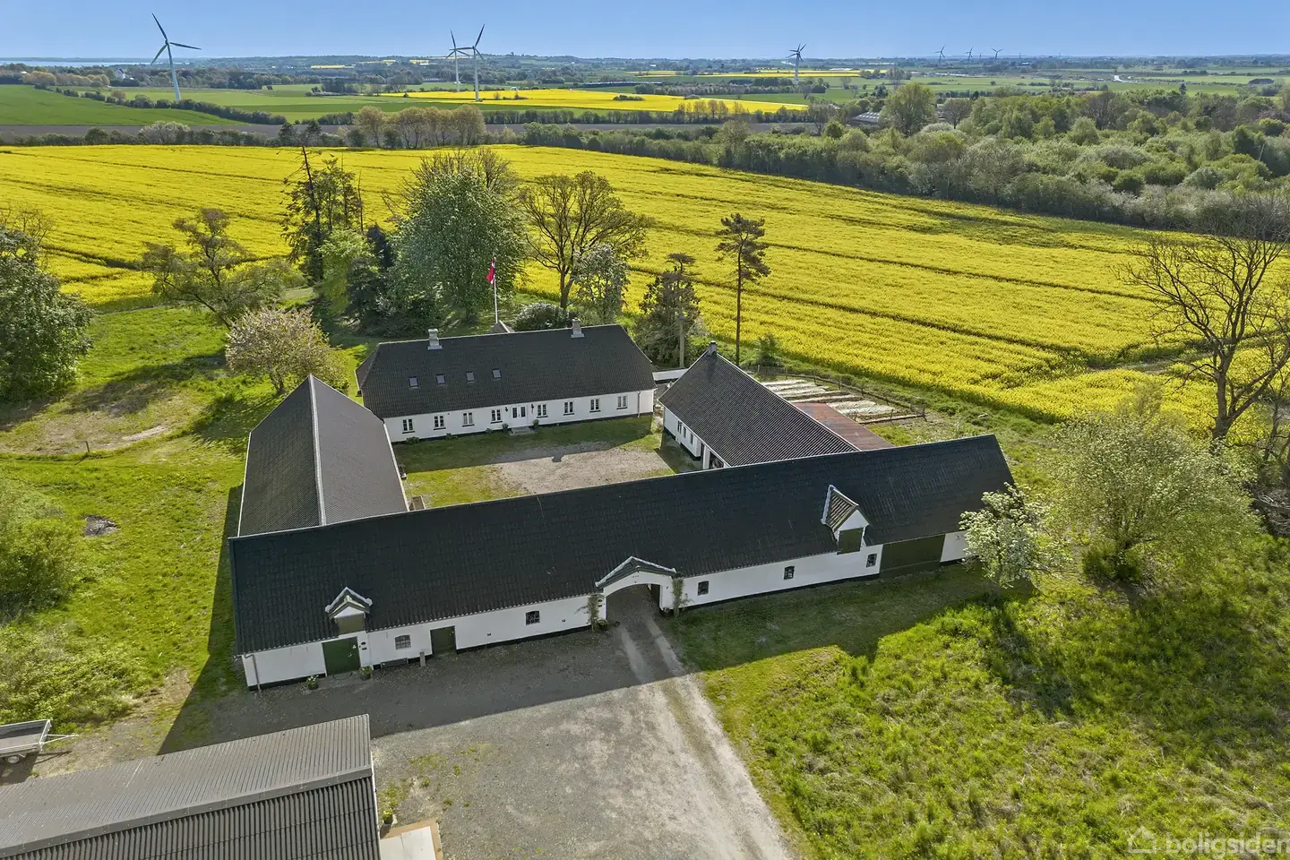 Spændende ejendom med masser af plads og flotte lokaler til erhverv/udstilling
