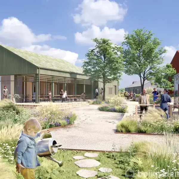 Et barn vander planter med en vandkande i en grøn have. Mennesker interagerer nær moderne bygninger i baggrunden, omgivet af træer og blå himmel med skyer.