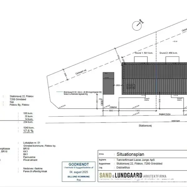 Bygning placeret på trekantet grund med mål og afstande specificeret. Omgivelser: Stationen 22, Filskov, 7200 Grindsted. Godkendt situationsplan fra 4. august 2015 af Billund Kommune. Designet af Sand & Lundgaard Arkitekter.