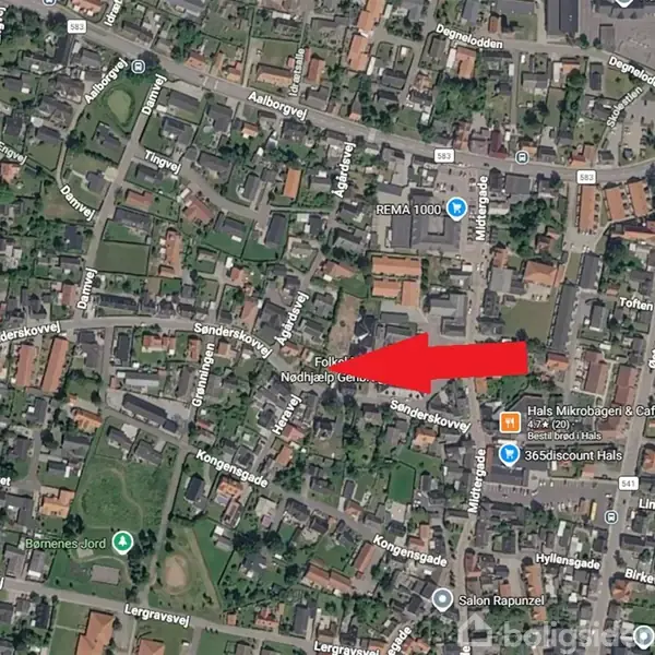 Et kort viser et byområde med gader og bygninger. En stor rød pil peger mod en specifik placering. Tekst viser gadenavne som "Nordre Havnegade" og placeringer som "REMA 1000".