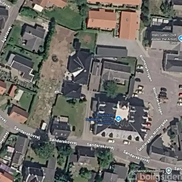 Et satellitbillede viser et byområde med veje og bygninger langs Sønderskovvej. Midt i billedet er en større bygning med synlige gårdhaver og parkeringsområder. Tekst inkluderer: "Søndermarkskirken" og "Hals Galleri (tidl. Atelier the Artist)."