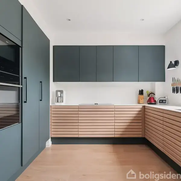 Stue med sofaarrangement i moderne stil. Sollys stråler ind gennem ovenlysvinduer. Vægdekorationer og planter skaber en hyggelig atmosfære; skydedøre fører til et grønt udendørsområde.