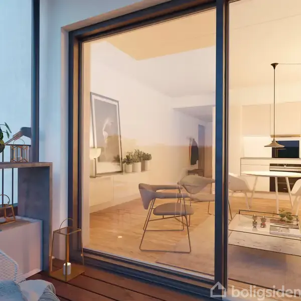 En stue med moderne møbler ses gennem glasdøre fra en altan. Indretningen inkluderer loungestole, en sofa, et sofabord og belysning; altanen har planter og et tæppe.