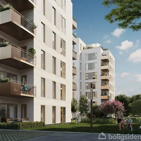 Moderne lejlighedsbygninger med altaner rager op på hver side. En familie ses i en grøn have omgivet af træer og blomsterbede, under en blå himmel med få skyer.