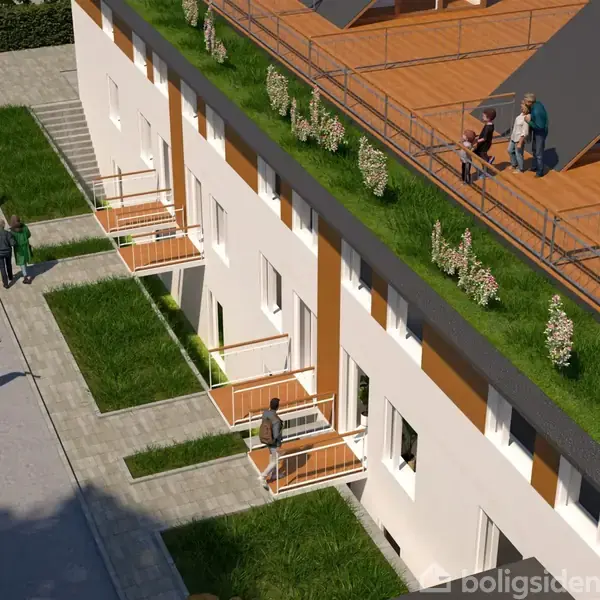 Rækkehuse med grønne tage og altaner; folk går på fortovet langs bygningerne. En terrasse ovenpå, hvor mennesker nyder udsigten. Parkering og græsplæner omkranser bygningerne.