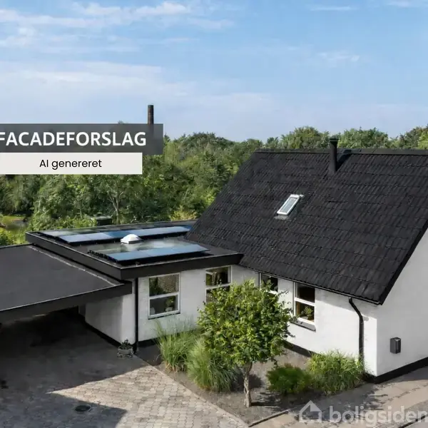 Et hvidt hus med sort tag står i en frodig have med træer i baggrunden. Et skilt viser teksten "FACADEFORSLAG AI genereret".