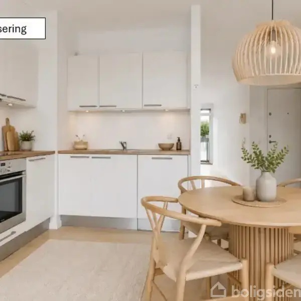 Et moderne køkken med hvide skabe og indbygget ovn. Rundt spisebord med fire stole, dekoreret med en vase. Overbordet hænger en elegant lampe. Tekst: "Visualisering".