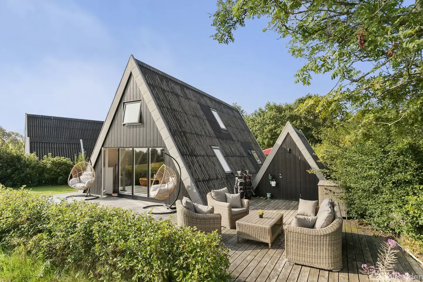 Stilfuldt renoveret fritidshus med udsigt over golfbanen