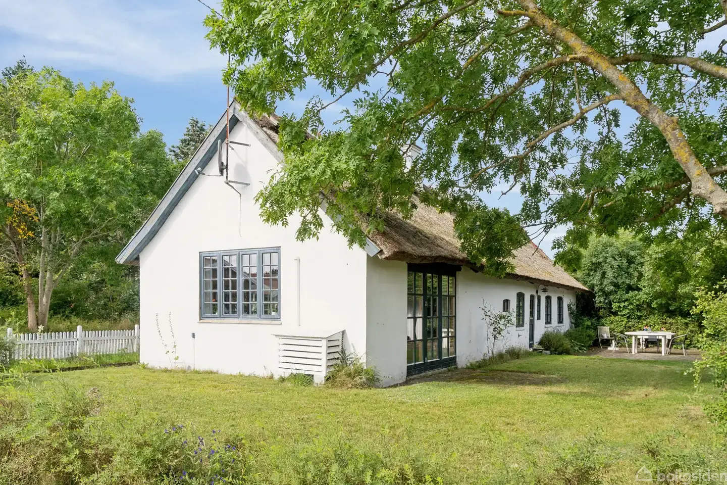 Charmerende fritidshus med stor grund nær strand