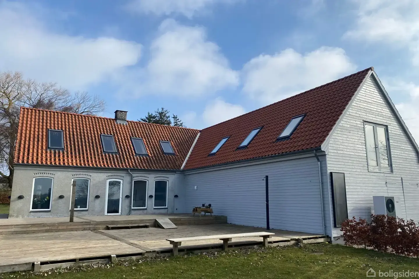 Spændende ejendom med smuk beliggenhed