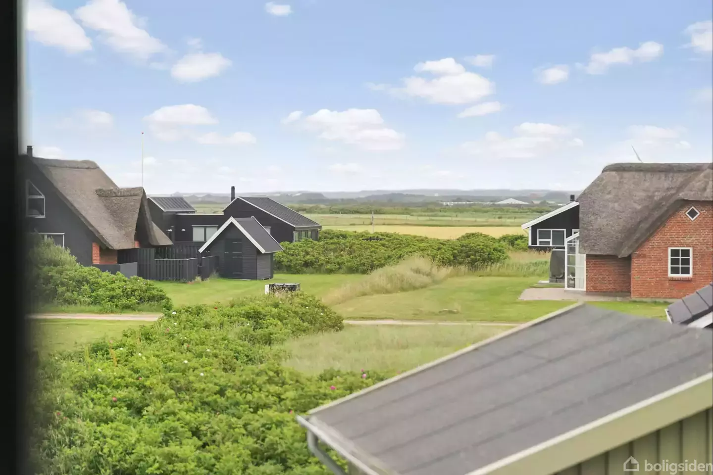 Skønt, stråtækt sommerhus fra 1975 – idyllisk stemning ved Vesterhavet - Visning 2