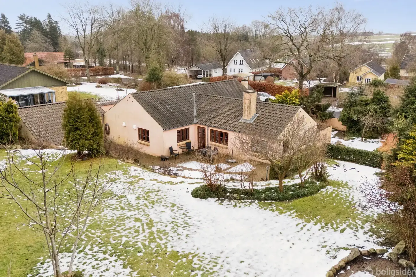 Familievilla med 3 værelser og stor have. Nær skole og skov.