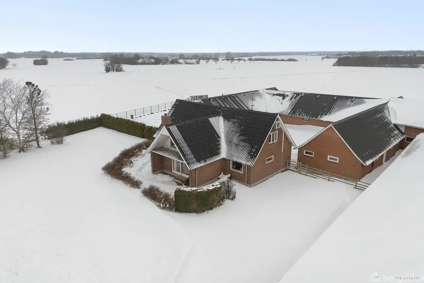 Enestående liebhaverejendom med 15.000 kvm. grund og imponerende udhusbygninger på over 1.500 kvm.