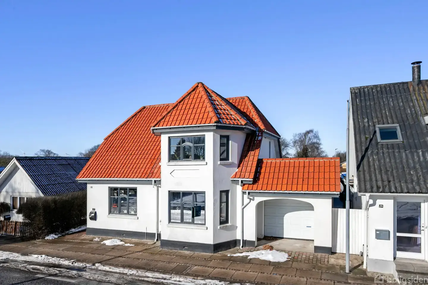 Præsentabel villa med 2 garager
