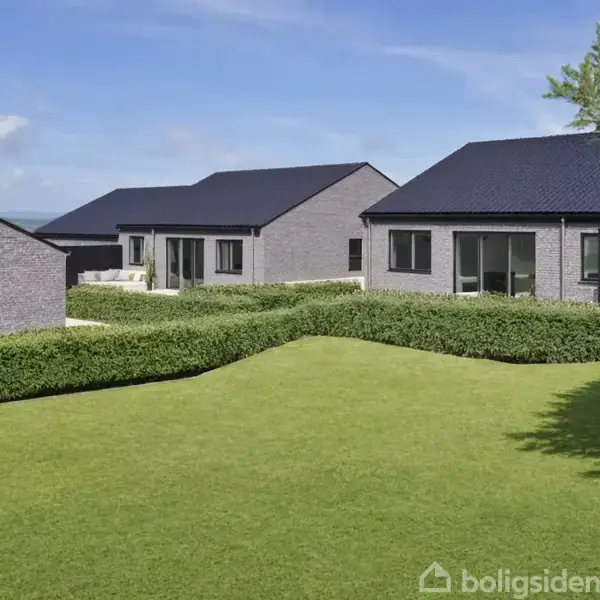 Tre moderne huse med mørke tage står stille i en velplejet have omgivet af hække; blå himmel og sollys skaber en rolig atmosfære.