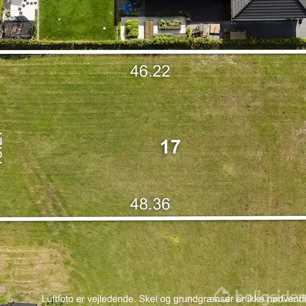 En rektangulær græsplæne med målene 46,22 x 18,27 x 48,36 x 18,03 meter, markeret med en hvid grænse. Tekst: "Luftfoto er vejledende. Skel og grundgrænser er ikke nødvendigvis korrekt vist."