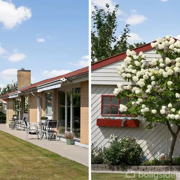 En bungalow med en have; til venstre står havemøbler langs huset på en terrasse, og til højre ses et blomstrende træ ved en hvid gavl.