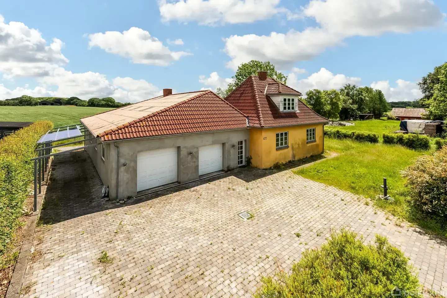 Villa med god integreret garage og udsigt til mark