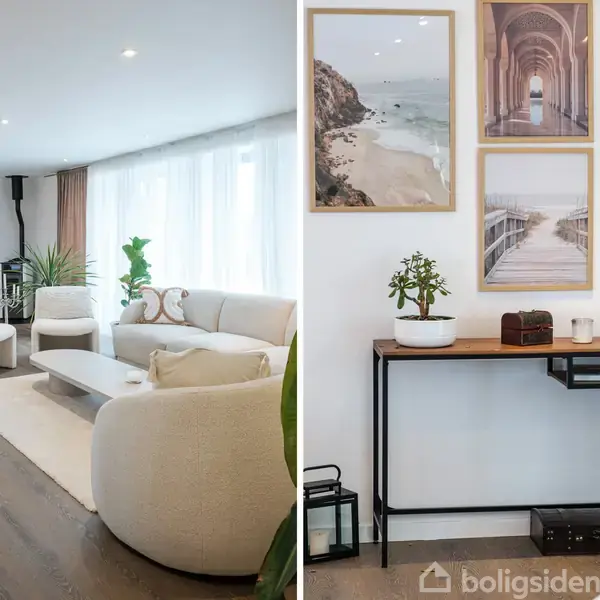 Lyst stueområde med moderne møbler, herunder en sofa og stole på et trægulv. Væggene har dekorationer, herunder fotos i rammer. Store vinduer med naturligt lys strømmer ind.
