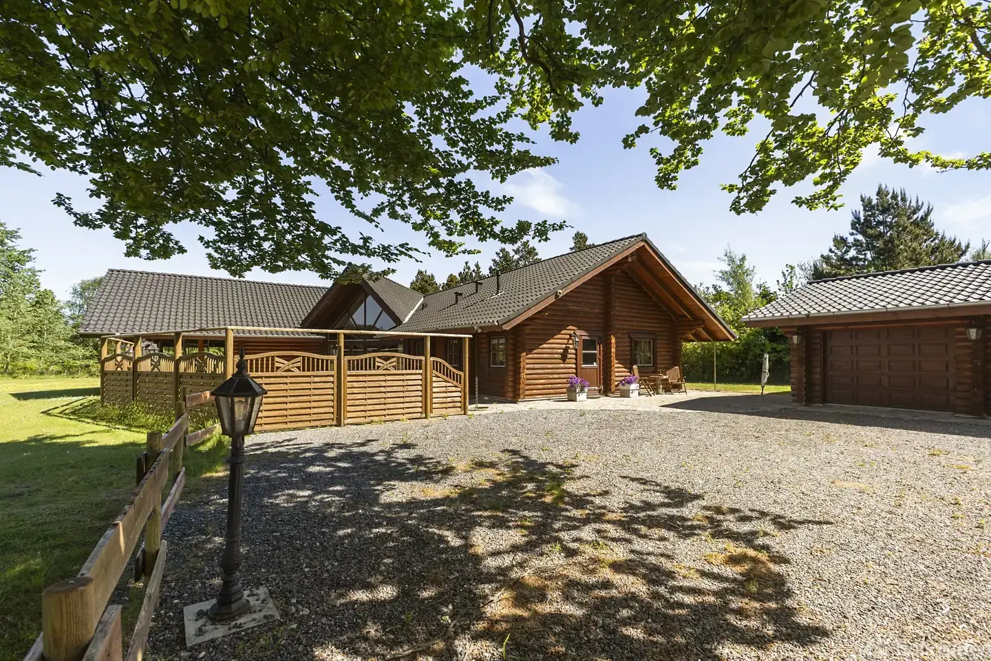 Flot bjælkehus i canadisk stil med masser af plads.
