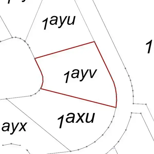 Grundparcel markeret med rød linje, identificeret som "1ayv". Omgivet af andre parceller benævnt "1ayu", "1ayx", "1axu" og "1nø" i en tæt gruppe.