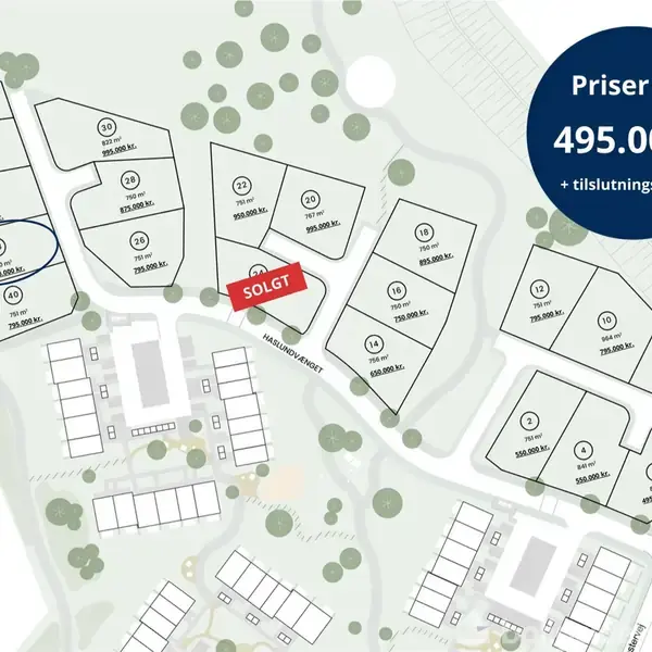 Kort viser byggegrunde med to markeret som "SOLGT". Priser fra 495.000 kr + tilslutningsbidrag. Omkringliggende områder inkluderer veje, træer og boligblokke.