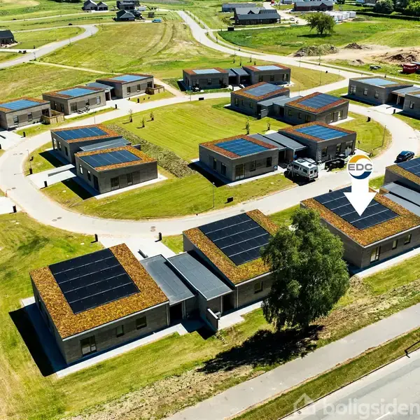 Et rækkehusområde med solpanelfyldte tage, omkranser en central grøn græsmark. Biler holder parkeret ved husene. Veje og stier forbinder bygningerne i et landskabeligt boligområde. Tekst: "EDC".