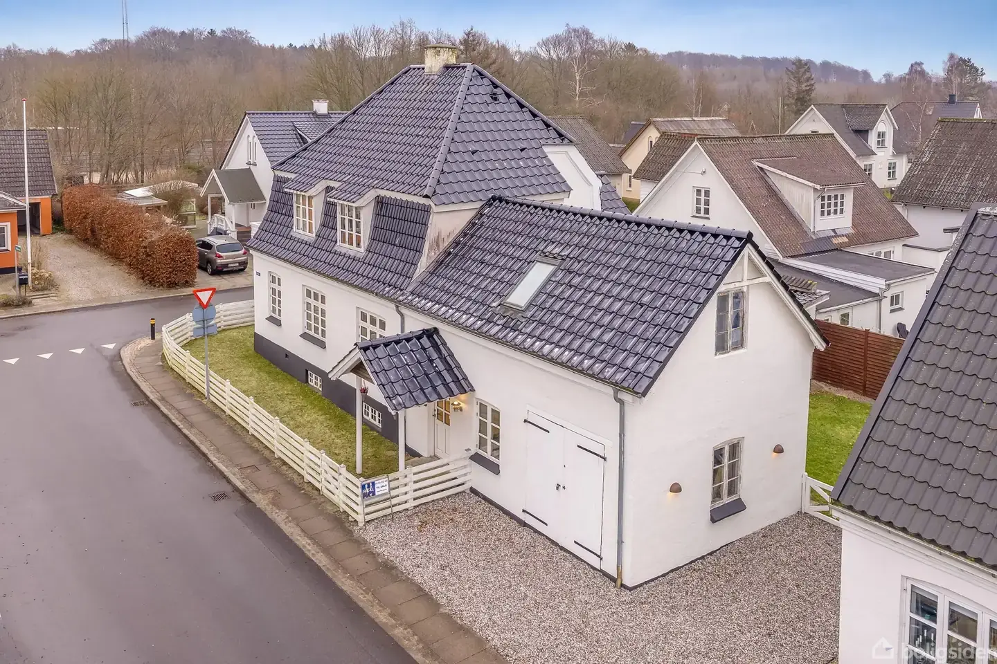 SMUK, HERSKABELIG OG HELT INDFLYTNINGKLAR PATRICIERVILLA – BELIGGENDE CENTRALT OG TÆT PÅ SKØN NATUR