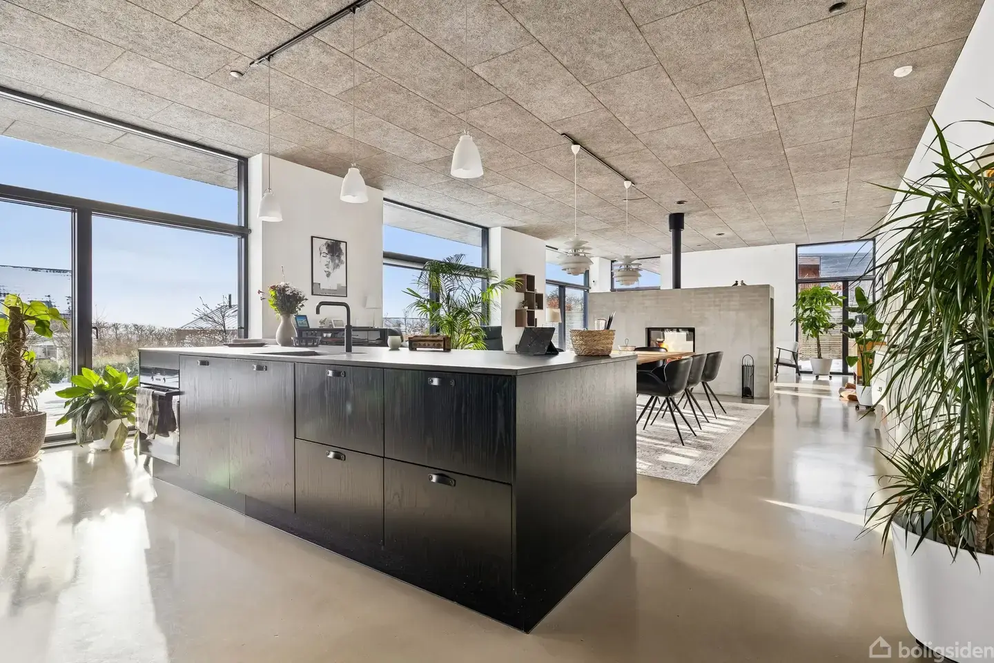 Eksklusiv étplansvilla med arkitektonisk kant og kig til Kalø Vig