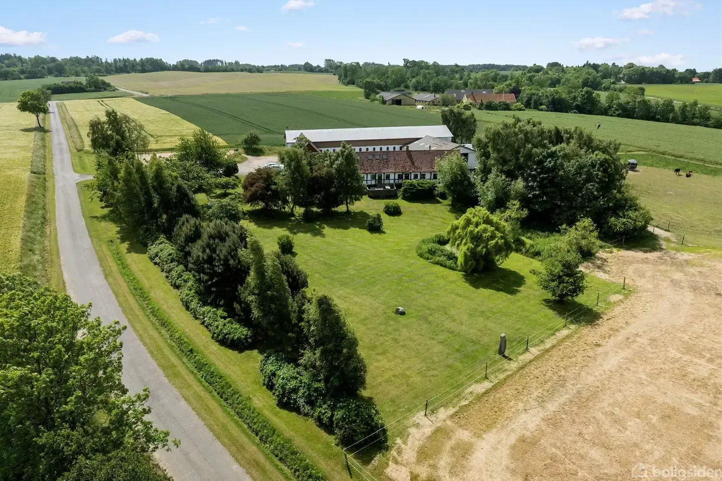 Landejendom på Ahlegårdsvejen 11, 3700 Rønne