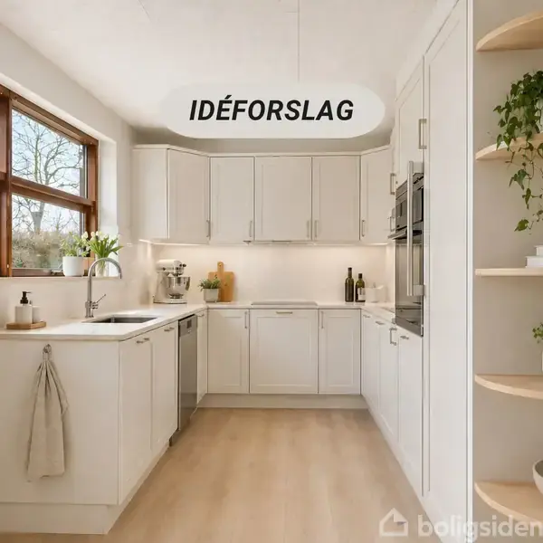 Køkken i lyse farver med hvide skabe og moderne apparater. Indrammet af store vinduer med udsigt til træer udenfor. Tekst: "IDÉFORSLAG". En åben hylde med planter til højre.