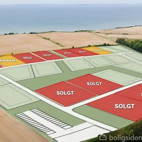 Byudviklingsområde med flere jordlodder markeret som "SOLGT" eller "RESERVERET." Lodderne er placeret nær kysten, omgivet af marker og skov.