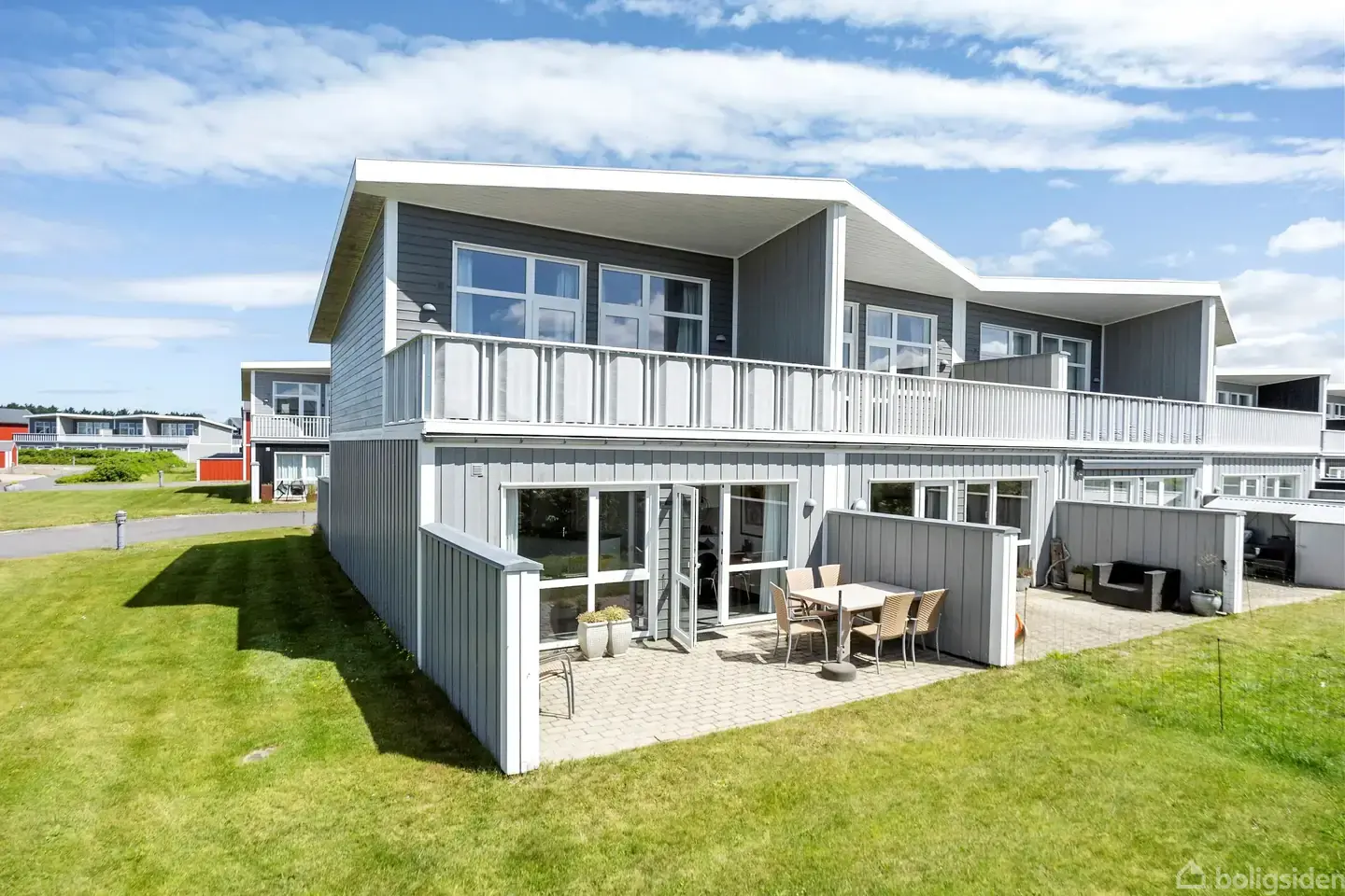 Moderne ferieidyl tæt på strand og byliv