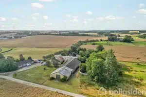 Landejendom på Nedre Byvej 40, 9760 Vrå