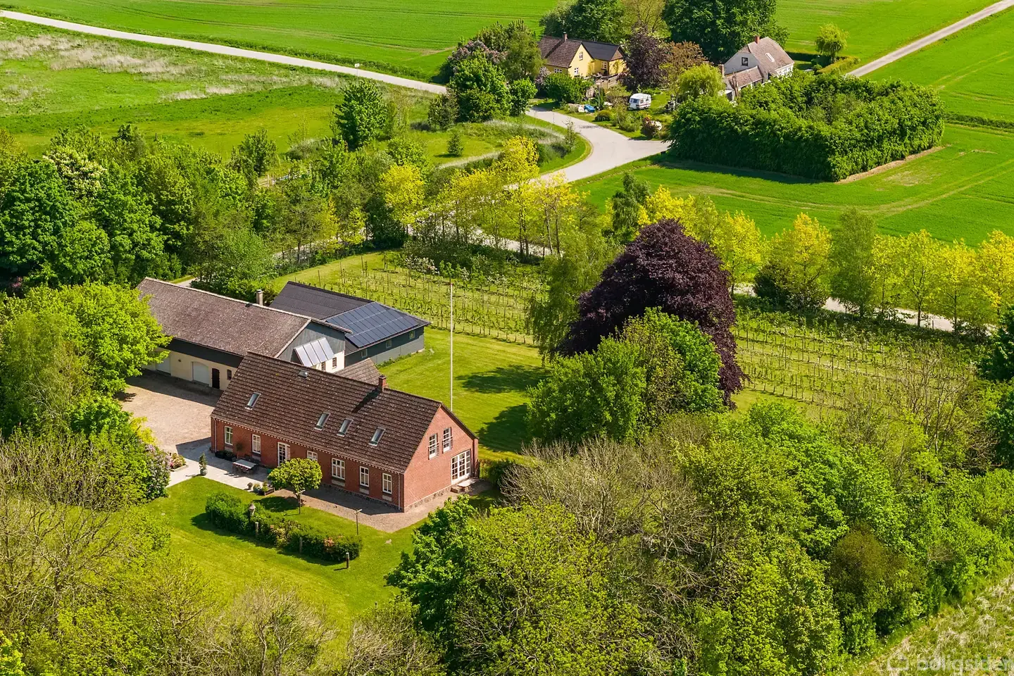 Gennemrenoveret landsted ved Egebjerg med æbleplantage og skønne omgivelser